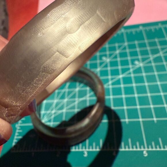 Set of 3 iridescent beige rose silver metallic lucite bangles - Picture 4 of 7